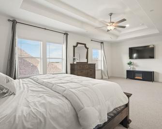 Shop & Store Oasis, 13min from Airport, Prime Spot - Lewisville - Habitación