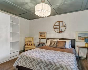 Charming Creekside Cottage in Nature with Historic Roots - Vernon - Bedroom