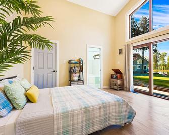 Lakefront Retro Style Retreat with Cedar Sauna, central AC, jacuzzi - fits 18ppl - Christina Lake - Bedroom