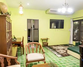 Plus Hostel Ayutthaya - Ayutthaya - Sala de estar
