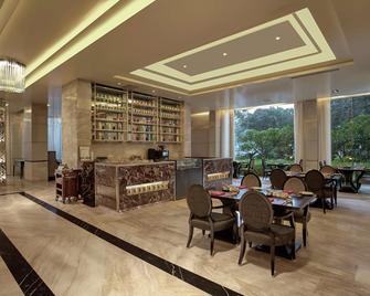 DoubleTree Suites by Hilton Bengaluru Outer Ring Road - Bengaluru - Bar