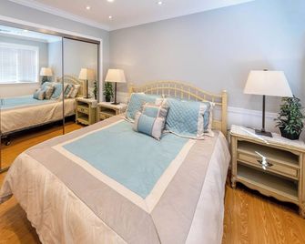Secluded Private Suite in Bridle Trails – Near Major Tech & 25 Min to Seattle - Bellevue - Bedroom