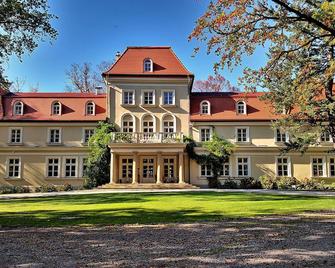 Dwor Sierakow - Sieraków (Małopolskie) - Building