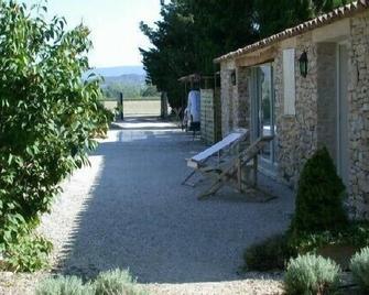 Small Provence farm with pool, elegant accommodations - Joucas - Патіо