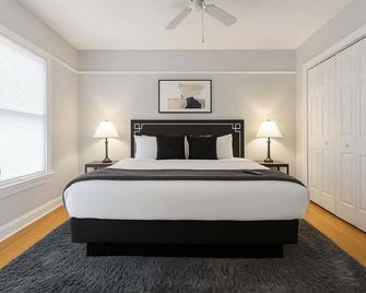 Roomy 3BR Apartment near Beach - Chicago - Bedroom