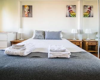 Enjoy Lisbon Cascais Sintra 1200 metres to metro blue line Sintra Rail line Free Parking - Amadora - Chambre