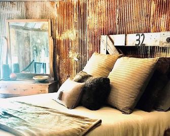 The Lodge Grain Bin at Goose Creek Farm in Cornersville TN - Cornersville - Bedroom