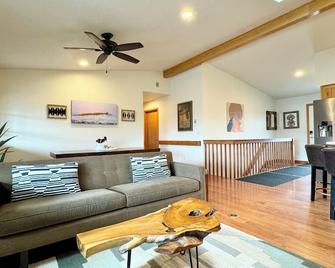 Spacious 4bd 3ba Mountain Retreat With Deck Views. - Kremmling - Sala de estar