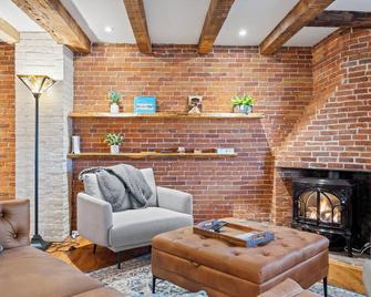Downtown! Views! Dining! King & Queen beds! - Hallowell - Sala de estar