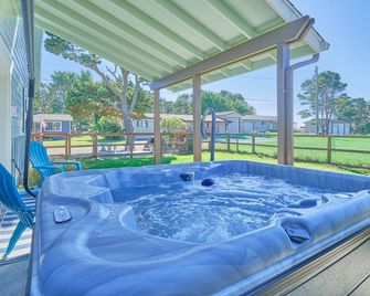 Remodeled, Quiet Neighborhood, Hot Tub, Dogs Ok, (Kcottage) - Long Beach - Piscina