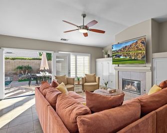 La Quinta Desert Haven Luxe Stay w/ Private Pool, Hot Tub, Pool Table - La Quinta - Wohnzimmer