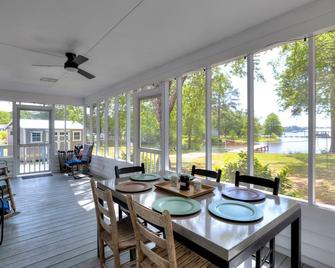 Lakefront 3-bedroom home with private dock and ramp on Lake Marion, Manning, SC - Manning - Dining room