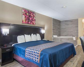 Rodeway Inn & Suites Monroeville-Pittsburgh - Monroeville - Bedroom