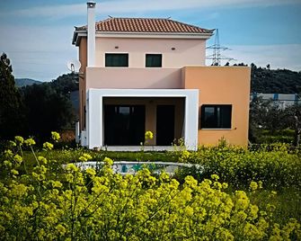 House with pool, garden and fireplace - Erétria - Bygning
