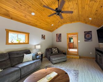 Summer Home @ Copper Hollow, Right beside the Creek, accommodates 4 guest - Ellwood City - Sala de estar