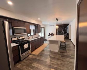 Relax with the whole family, peaceful and in the woods on 6 beautiful acres. - Syracuse - Cocina