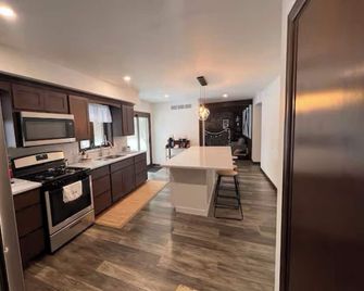 Relax with the whole family, peaceful and in the woods on 6 beautiful acres. - Syracuse - Cocina