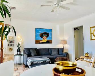 Casa de Conejito Summ - Marfa - Living room