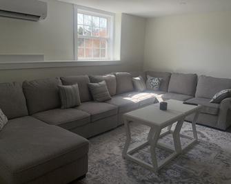 Large 3 Bedroom Home + New 2021 2 Bedrooms Aprtmt For 199 Addl Fee Per Night - Cornwall - Huiskamer