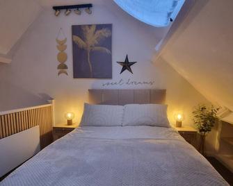 Cosy Moat House Cottage #3 - Pembroke - Bedroom