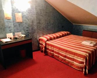 J Hotel - Orbassano - Bedroom