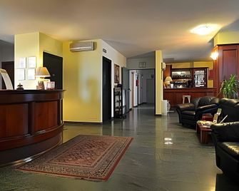 Ascot Lodging - Кардано-аль-Кампо - Рецепція