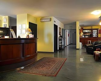 Ascot Lodging - Cardano al Campo - Front desk