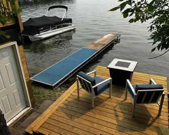 Nice and cozy 3-bedroom cabin on Lake Metigoshe - weekly discount - Bottineau