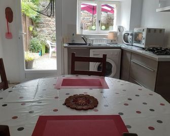 Gite la Glycine 30 mins from the Sea - Гінгам - Їдальня