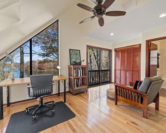 Art Docko - Lakefront Artist Retreat w/ Hot Tub! - Harpers Ferry - Living room