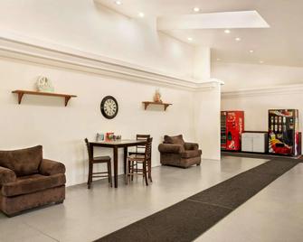 Travelodge by Wyndham Guernsey - Guernsey - Lobby