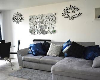 Tottenham Hotspurs Stays at the Gascoigne Suite - London - Living room