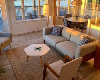 Oceanfront Air Conditioned Boat House - One of a Kind! With Water Access. - Mahone Bay - Living room