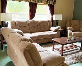 Close to West Yellowstone, very roomy. 3 bedroom and 2 baths - Island Park - Wohnzimmer