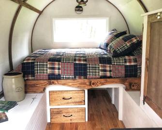 authentic sheepherder wagon camping near wilderness areas in Kootenai NFS - Eureka - Bedroom