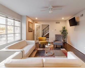 6 Bed room Home Nat'l Hrbr DC - Fort Washington - Living room