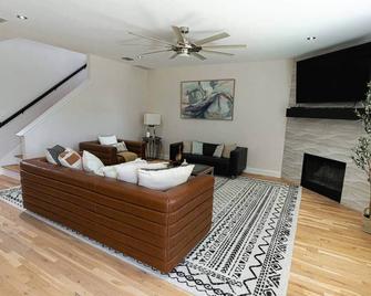 Stylish 4br Retreat | In Dfw | Quiet Street + Office & Yard - Forney