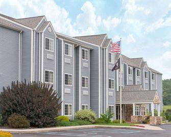 Microtel Inn & Suites by Wyndham Hazelton/Bruceton Mills - Hazelton - Building