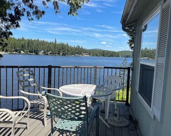 3-bedroom lakefront cabin with WiFi, AC and a private dock. Bring the family! - Newport - Balcony