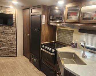 Large RV in Beautiful, Natural Setting! - Гемілтон