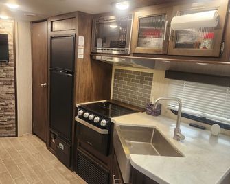 Large RV in Beautiful, Natural Setting! - Hamilton - Küche