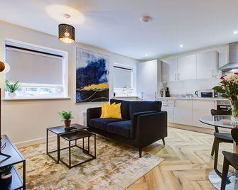 Hybrid Resi - Mitcham Close to Tooting and Wimbledon - Mitcham