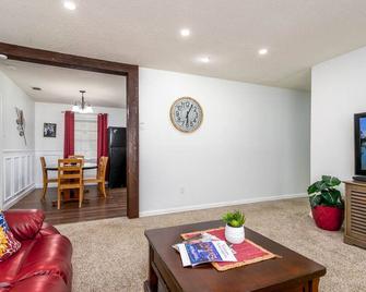 Double Diamond Rentals - Comfortable 4-bdr Home - Jacksonville - Living room