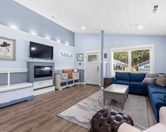 New home in a Quiet Cul-De-Sac near Ocean and State Park - Crescent City - Sala de estar