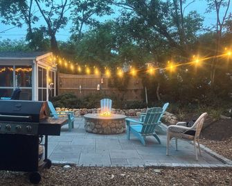 Steps To Bay at Campground Beach, A/C, Heat,Wifi, Outdoor Shower, Gas Grill - Eastham - Terasa