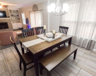 Cozy Country Ranch home near LakePoint Sports - Acworth - Dining room