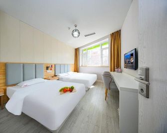 Huayi Hotel (Qingdao Taidong Pedestrian Street) - Qingdao - Habitación