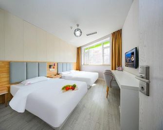 Huayi Hotel (Qingdao Taidong Pedestrian Street) - تشينغداو - غرفة نوم