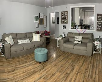 Spacious&cozy 3br/Free Wifi/1.4 Miles From Dt - Cleburne - Living room