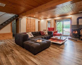 Peaceful Chalet on Pristine Lac de l'Abies in Labelle, QC. Dogs Welcome! - La Macaza - Salon